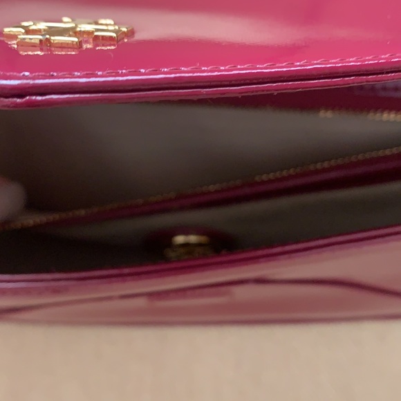 TORY BURCH PATENT CLUTCH! - Picture 7 of 12